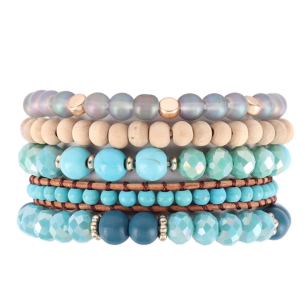NWT Beautiful Bohemian Style Mixed Media Turquoise Colored Bracelet!